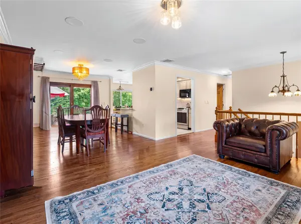 3 Douglas DR, Pleasantville, NY 10570