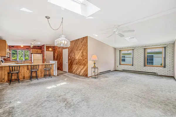17 Dogwood LN, Manorville, NY 11949