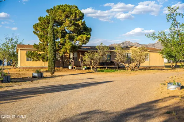 9825 Spur LN, Las Cruces, NM 88012