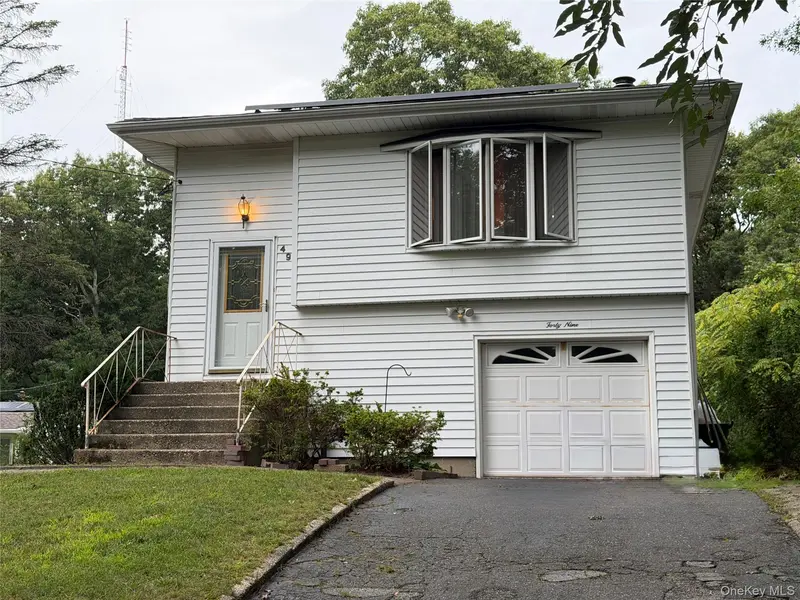 49 Midvale AVE, Farmingville, NY 11738