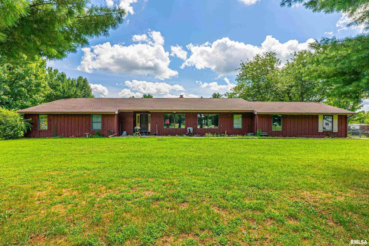 1668 825th AVE, Lincoln, IL 62656