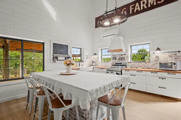 320 Pecan 3, Florence, TX 76527