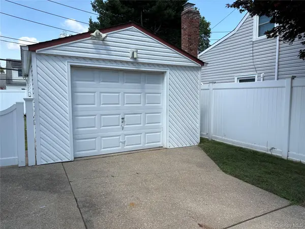 18 Heather LN, Levittown, NY 11756