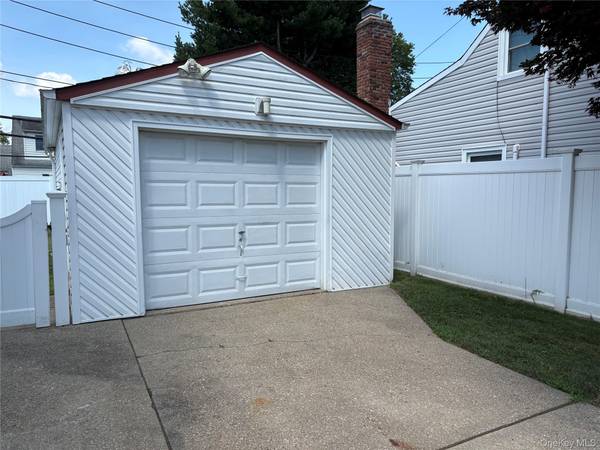 18 Heather LN, Levittown, NY 11756