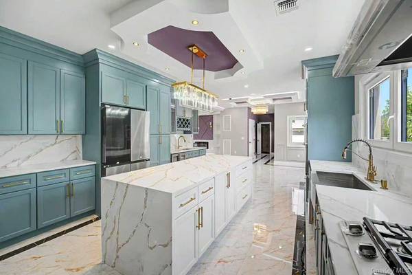 16 Violet AVE, Hicksville, NY 11801