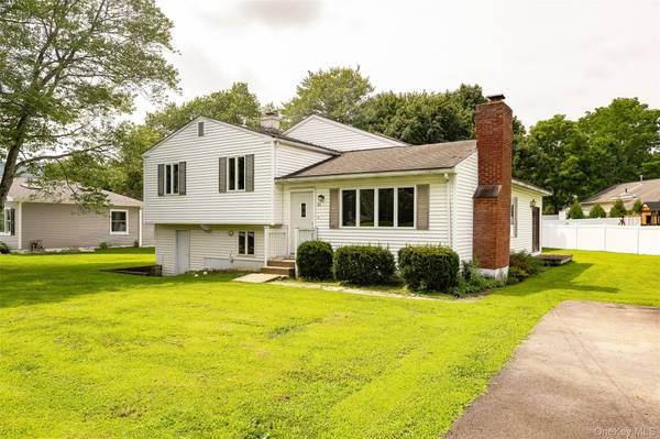 34 Riverview DR, Fishkill, NY 12524