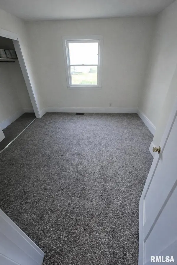 135 E WASHINGTON ST, Rushville, IL 62681
