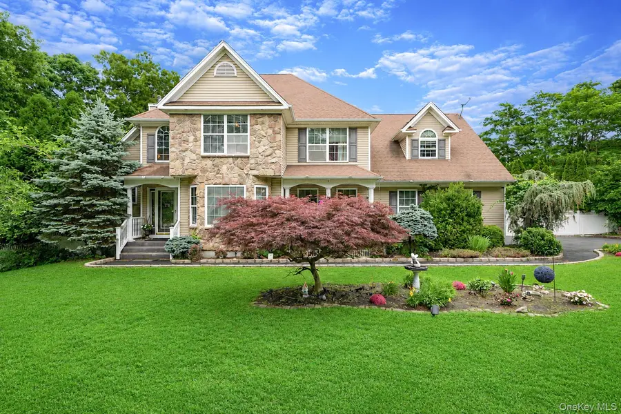 17 Holmes AVE, Eastport, NY 11941