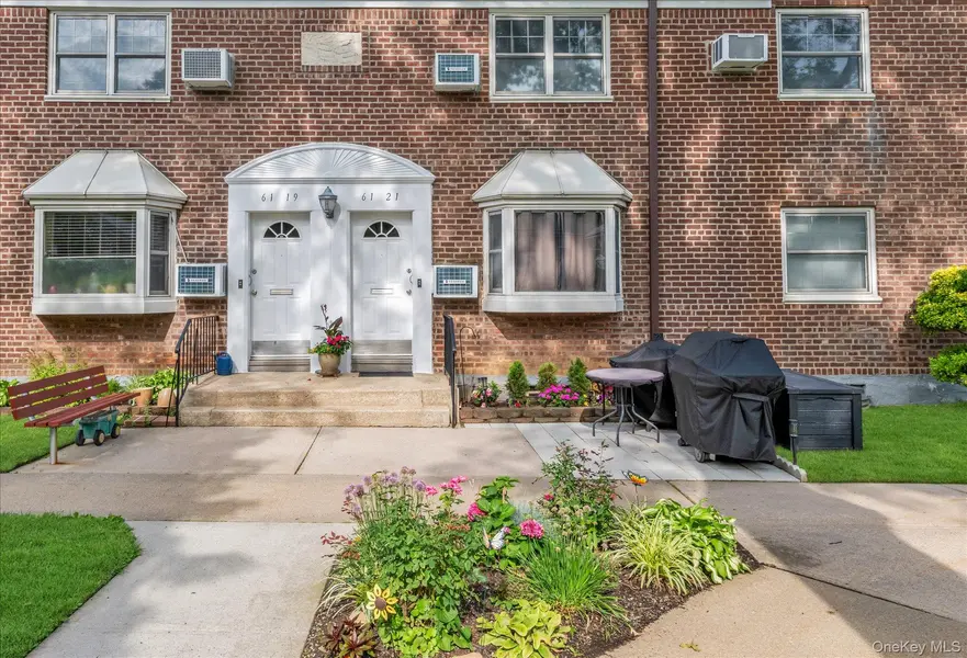 61-21 255th Street ##3-975, Little Neck, NY 11362