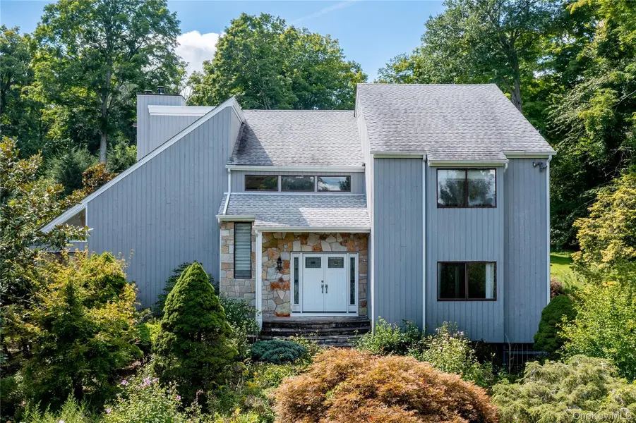 8 Cobbling Rock DR, Katonah, NY 10536