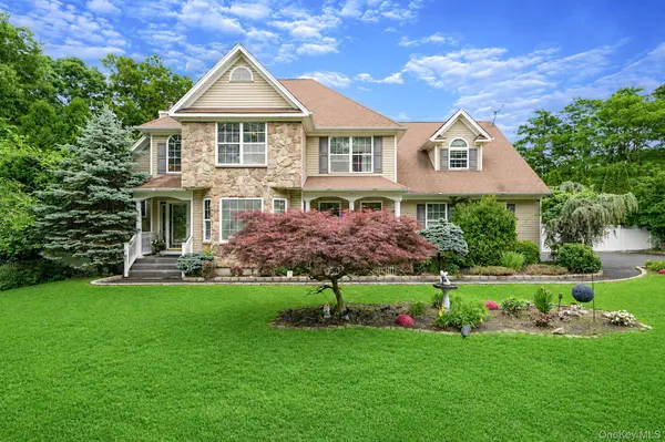 17 Holmes AVE, Eastport, NY 11941