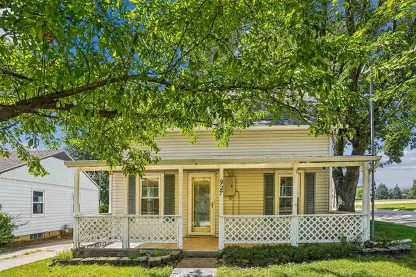 927 NW 2nd ST, Waverly, IA 50677