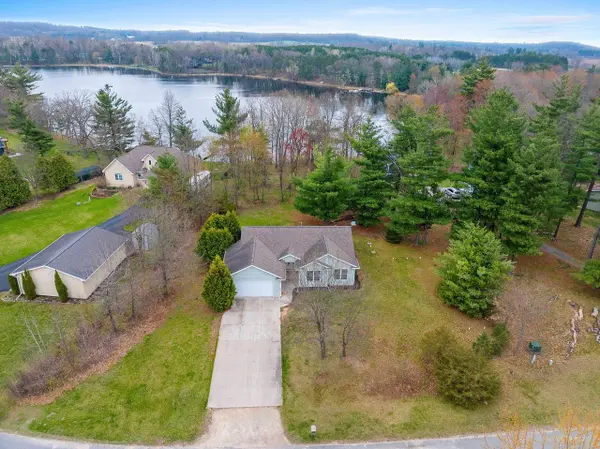 N3150 W SILVER LAKE DR, Waupaca, WI 54981