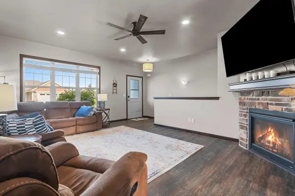 512 PEBBLESTONE CIR, Hobart, WI 54155
