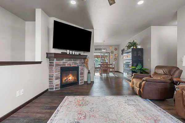512 PEBBLESTONE CIR, Hobart, WI 54155