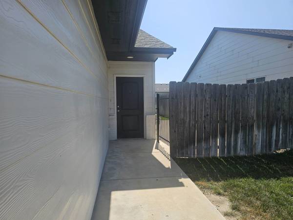 656 E Martens Ct, Goddard, KS 67052
