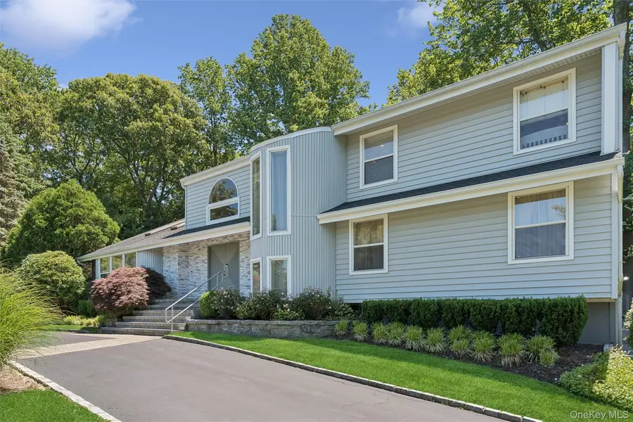 2 Greenwood LN, Woodbury, NY 11797