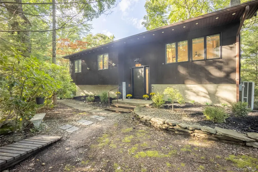 3 Lauretta DR, Highland, NY 12528