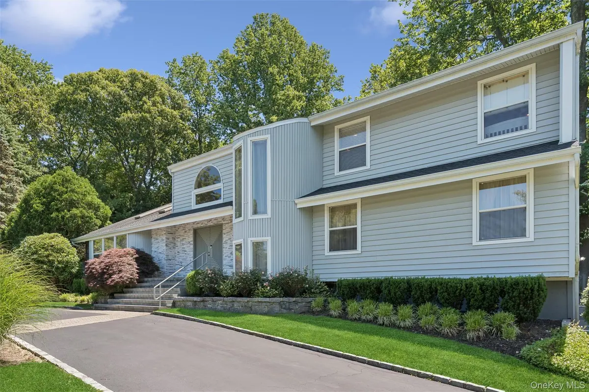 2 Greenwood LN, Woodbury, NY 11797