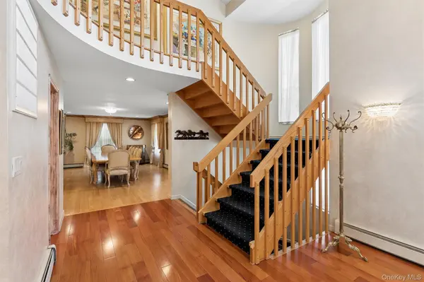 2 Greenwood LN, Woodbury, NY 11797