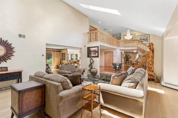 2 Greenwood LN, Woodbury, NY 11797
