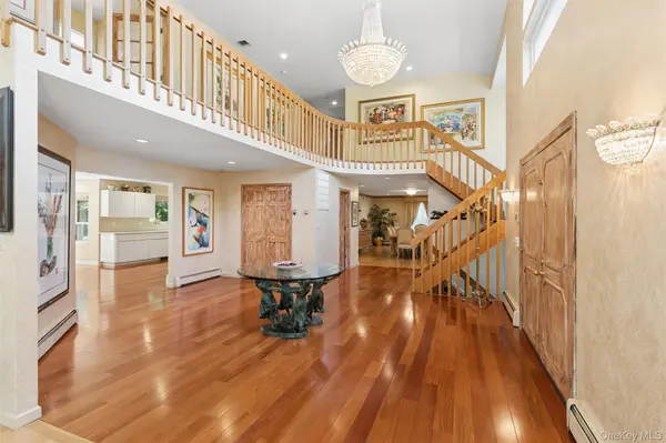 2 Greenwood LN, Woodbury, NY 11797