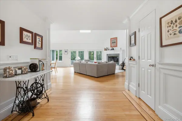 90 Lakeside LN, Westhampton, NY 11977