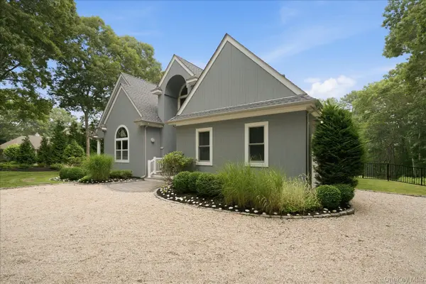 90 Lakeside LN, Westhampton, NY 11977
