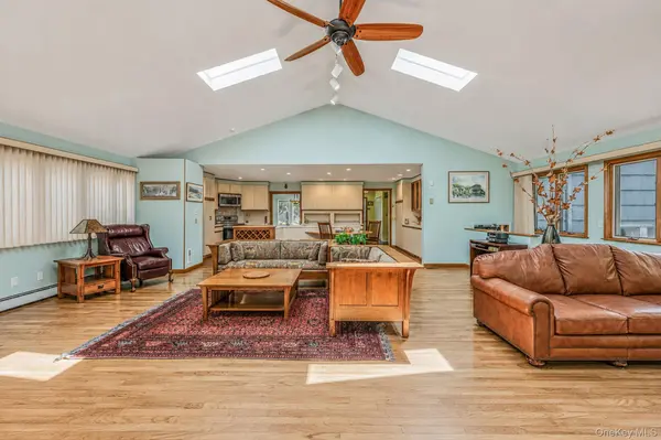 3 Oak CT, Hampton Bays, NY 11946
