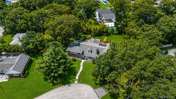 3 Oak CT, Hampton Bays, NY 11946