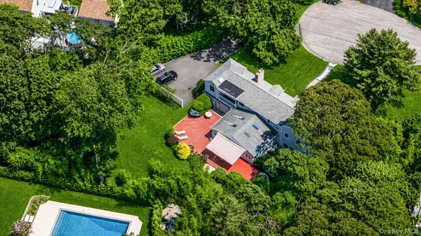 3 Oak CT, Hampton Bays, NY 11946