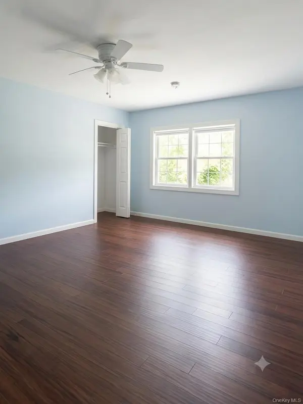 92-10 212th PL, Queens Village, NY 11428