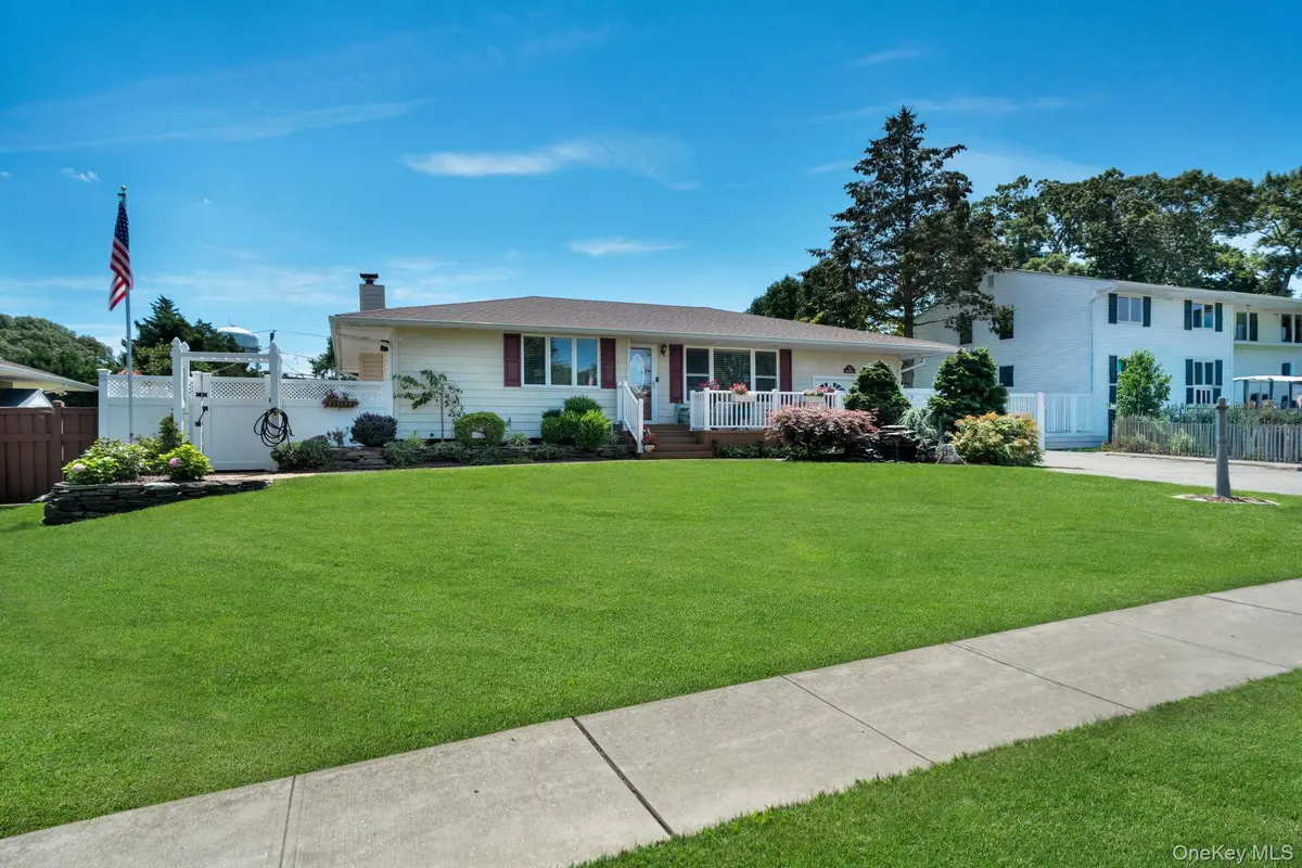 15 Abbey DR, Commack, NY 11725