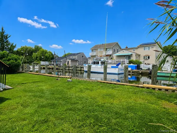 2706 Peconic AVE, Seaford, NY 11783