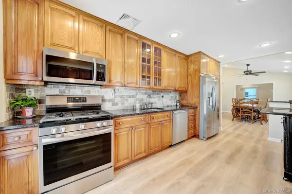 15 Abbey DR, Commack, NY 11725
