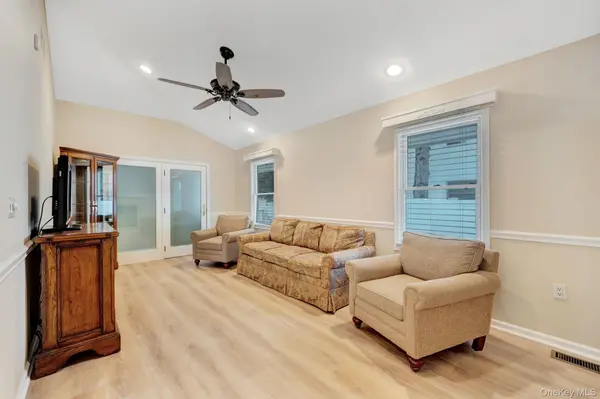 15 Abbey DR, Commack, NY 11725