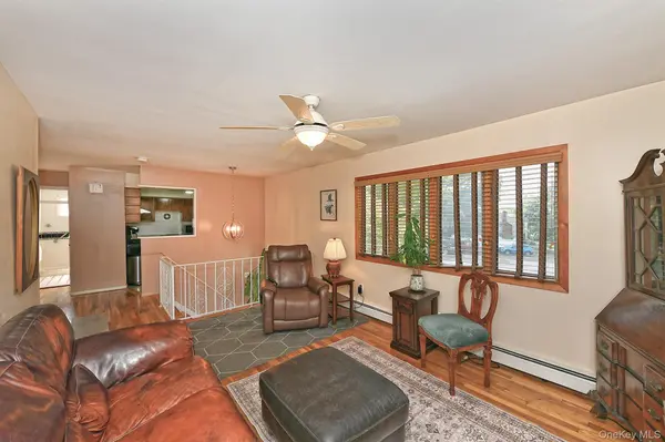 16 Crest Hill CT, Huntington Station, NY 11746