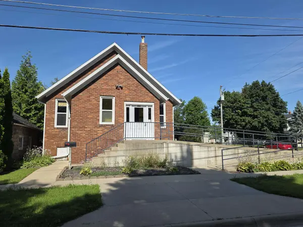 408 N Wayne ST, Manchester, IA 52057