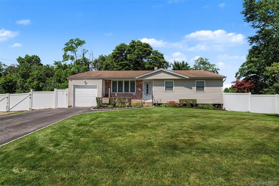 46 Oakland AVE, Central Islip, NY 11722