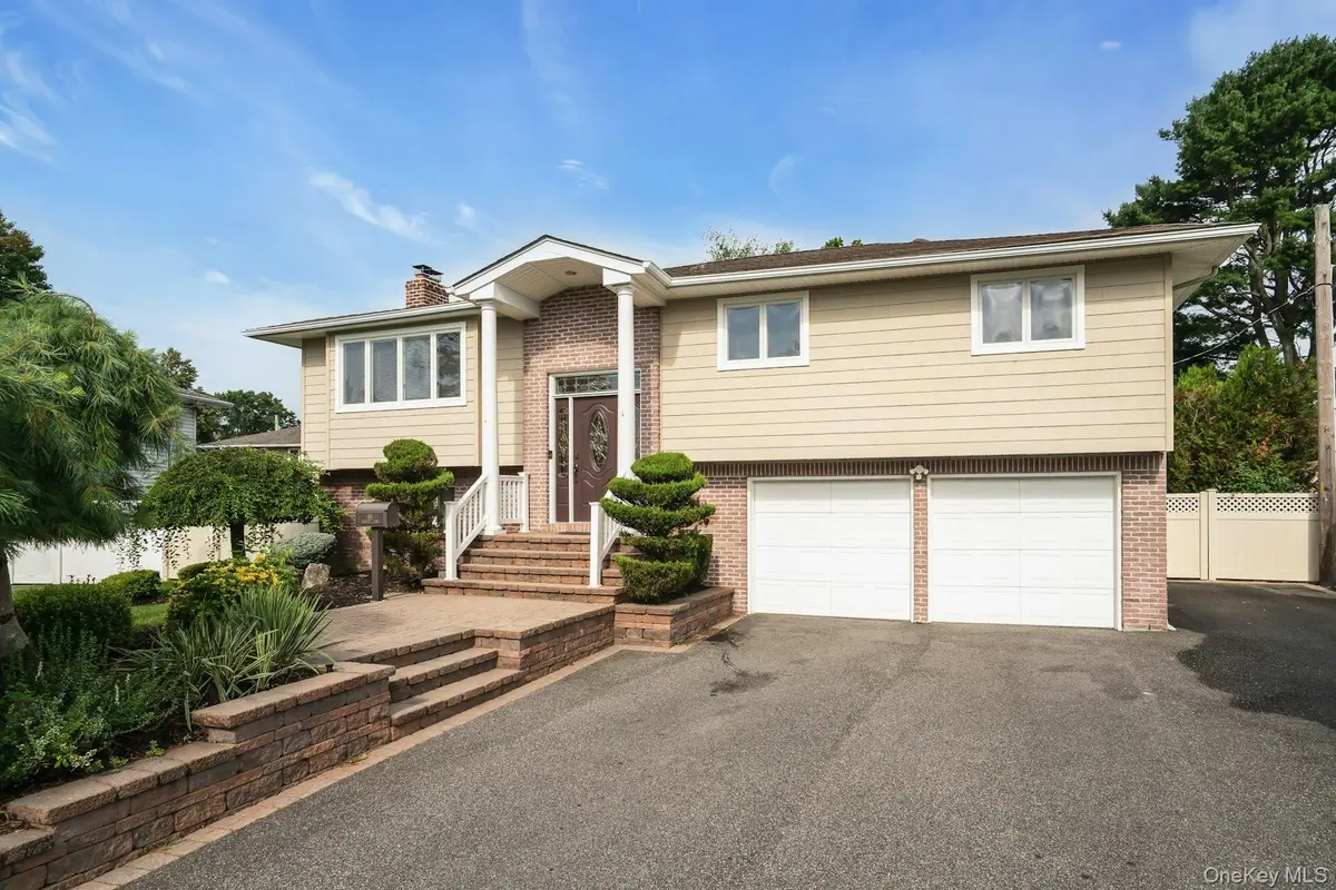 66 Harvest LN, Commack, NY 11725
