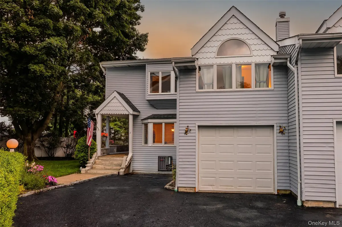 2 Windsor CT, Amityville, NY 11701