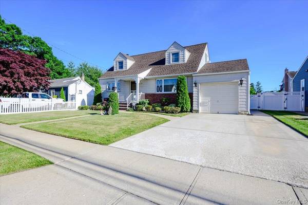 206 N Iowa AVE, Massapequa, NY 11758
