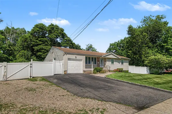 46 Oakland AVE, Central Islip, NY 11722