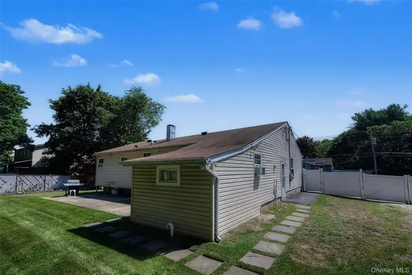 46 Oakland AVE, Central Islip, NY 11722