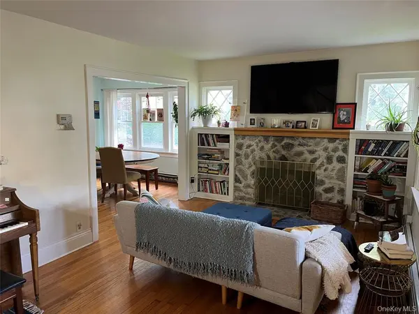 25 Willow AVE, Huntington, NY 11743