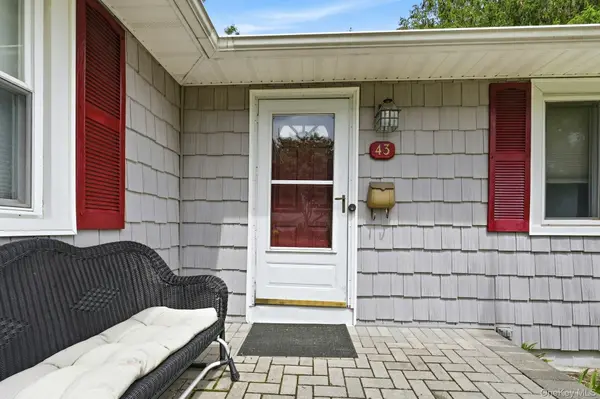 43 Tappan AVE, Babylon, NY 11702