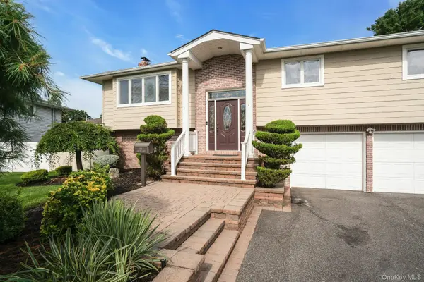 66 Harvest LN, Commack, NY 11725