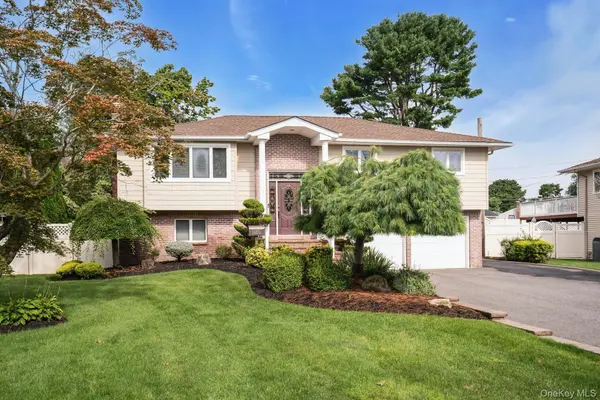 66 Harvest LN, Commack, NY 11725