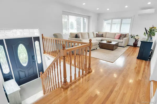 66 Harvest LN, Commack, NY 11725