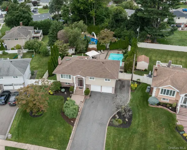 66 Harvest LN, Commack, NY 11725